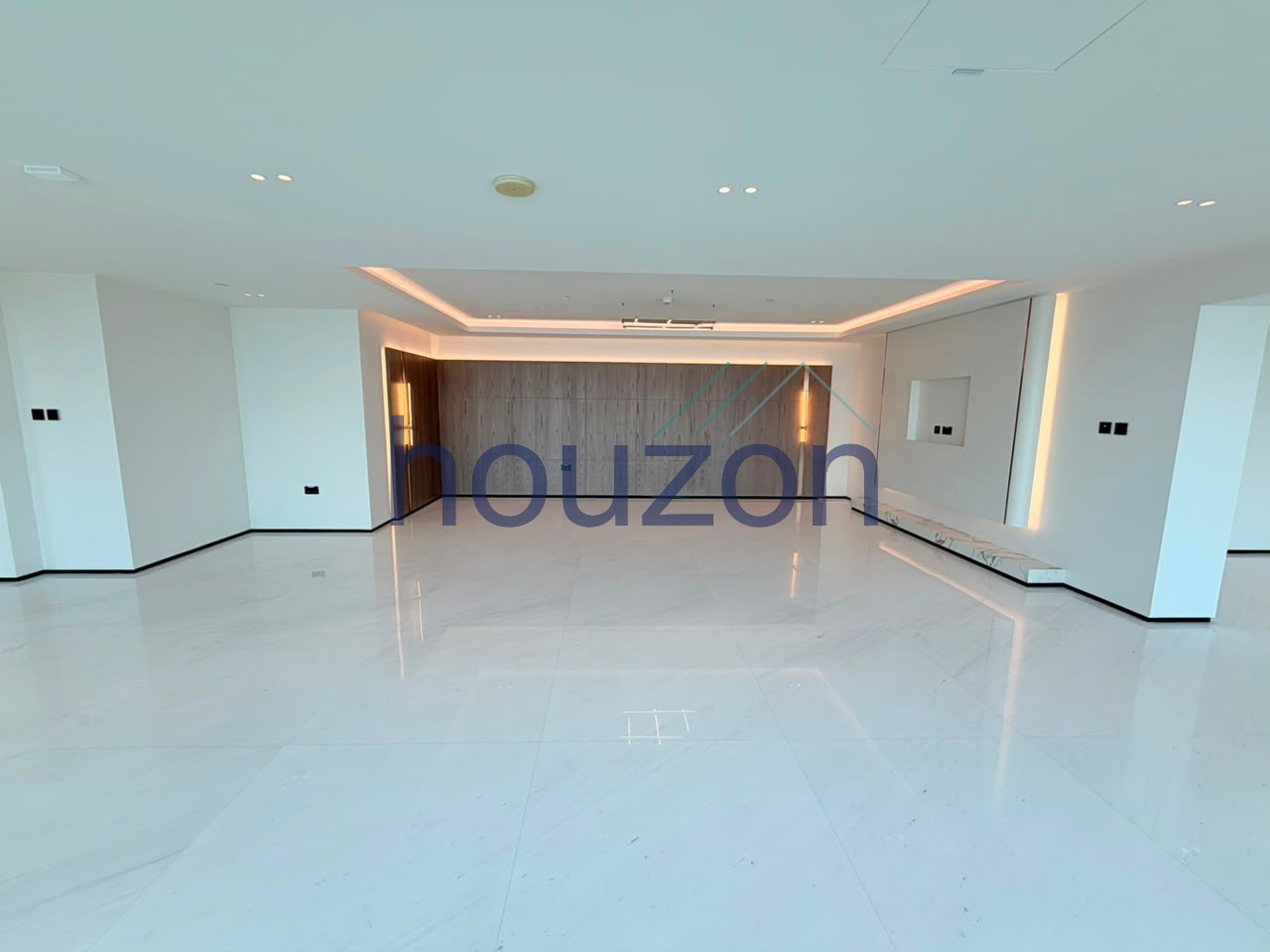 Upgraded Duplex 3BR+M/R Penthouse | Iconic Views