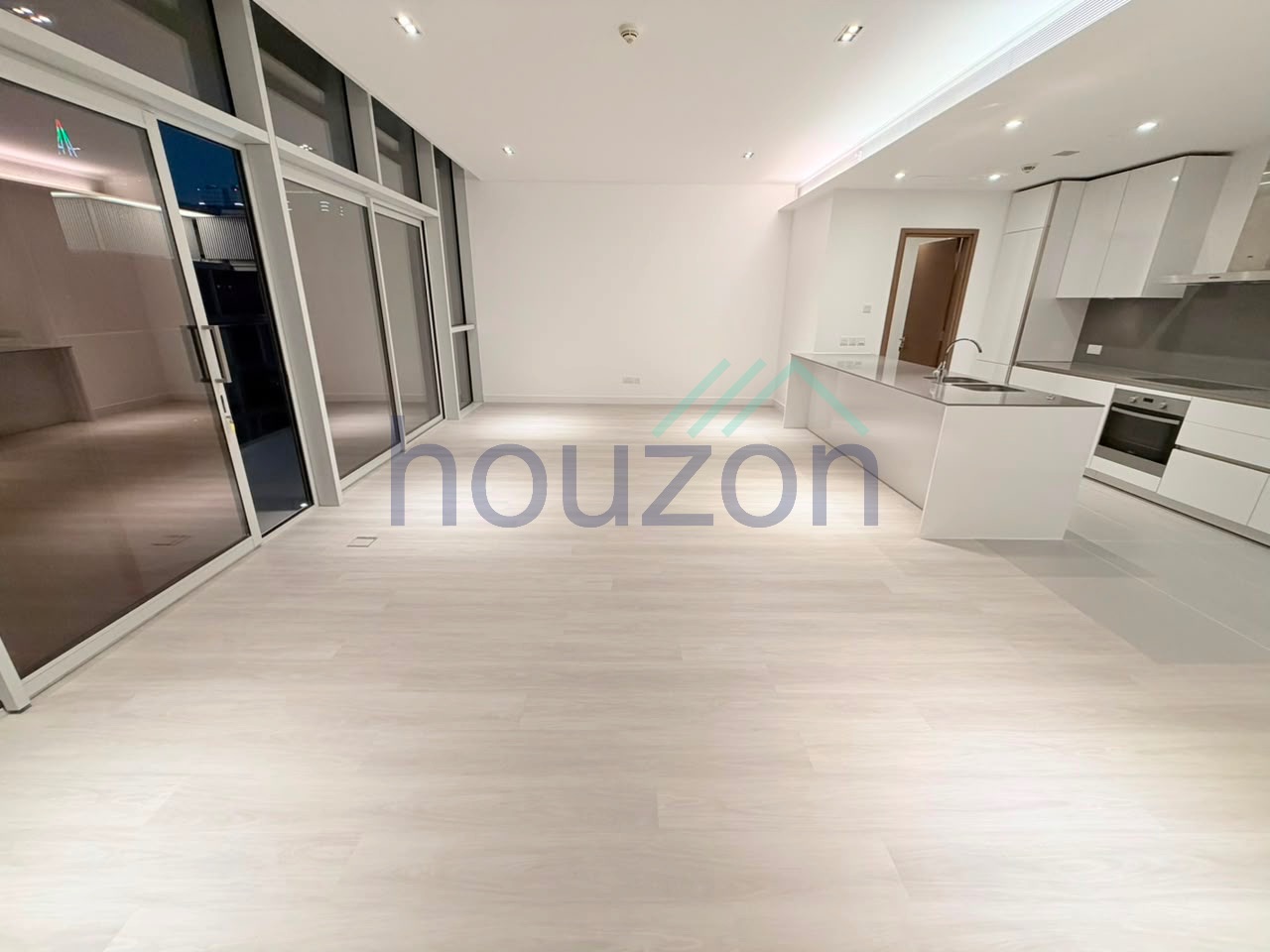 Bright+Renovated 1BR | Courtyard View | Near Mall
