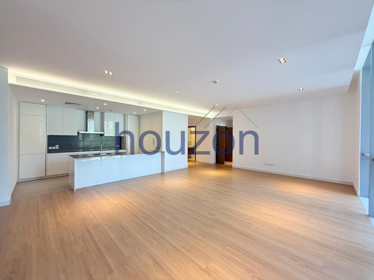 Bright+Renovated 2BR+M/R | Boulevard View | 6 Chqs