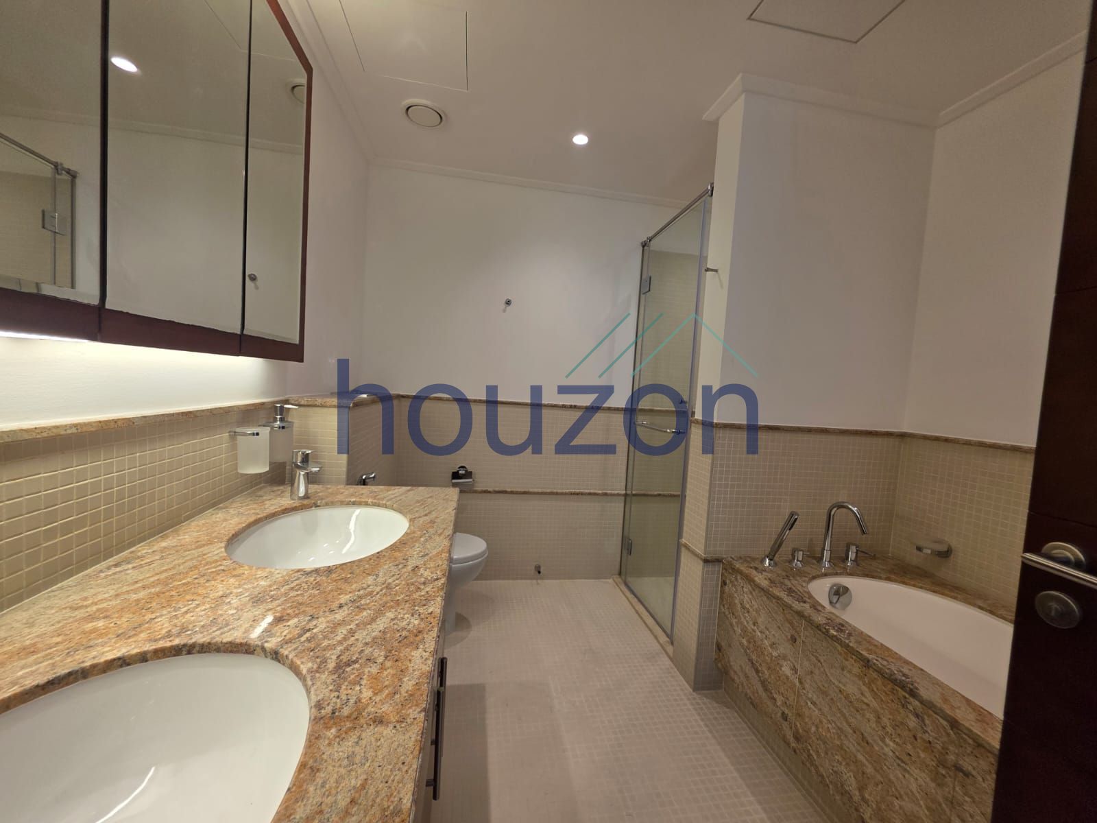 Bright 2BR | Spacious | Burj + canal view