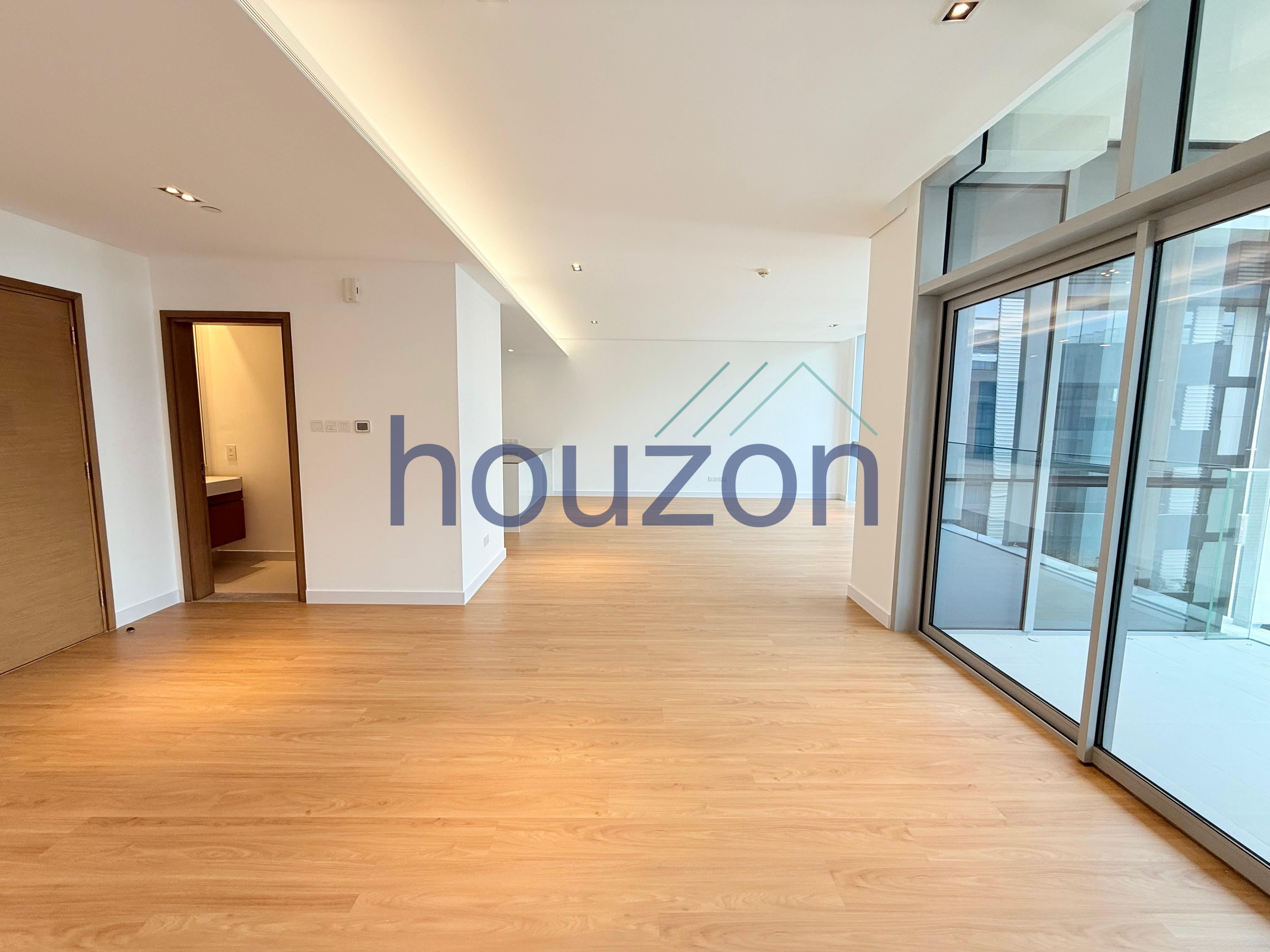 Modern Renovated + Huge 2BR+M | Rooftop Pool