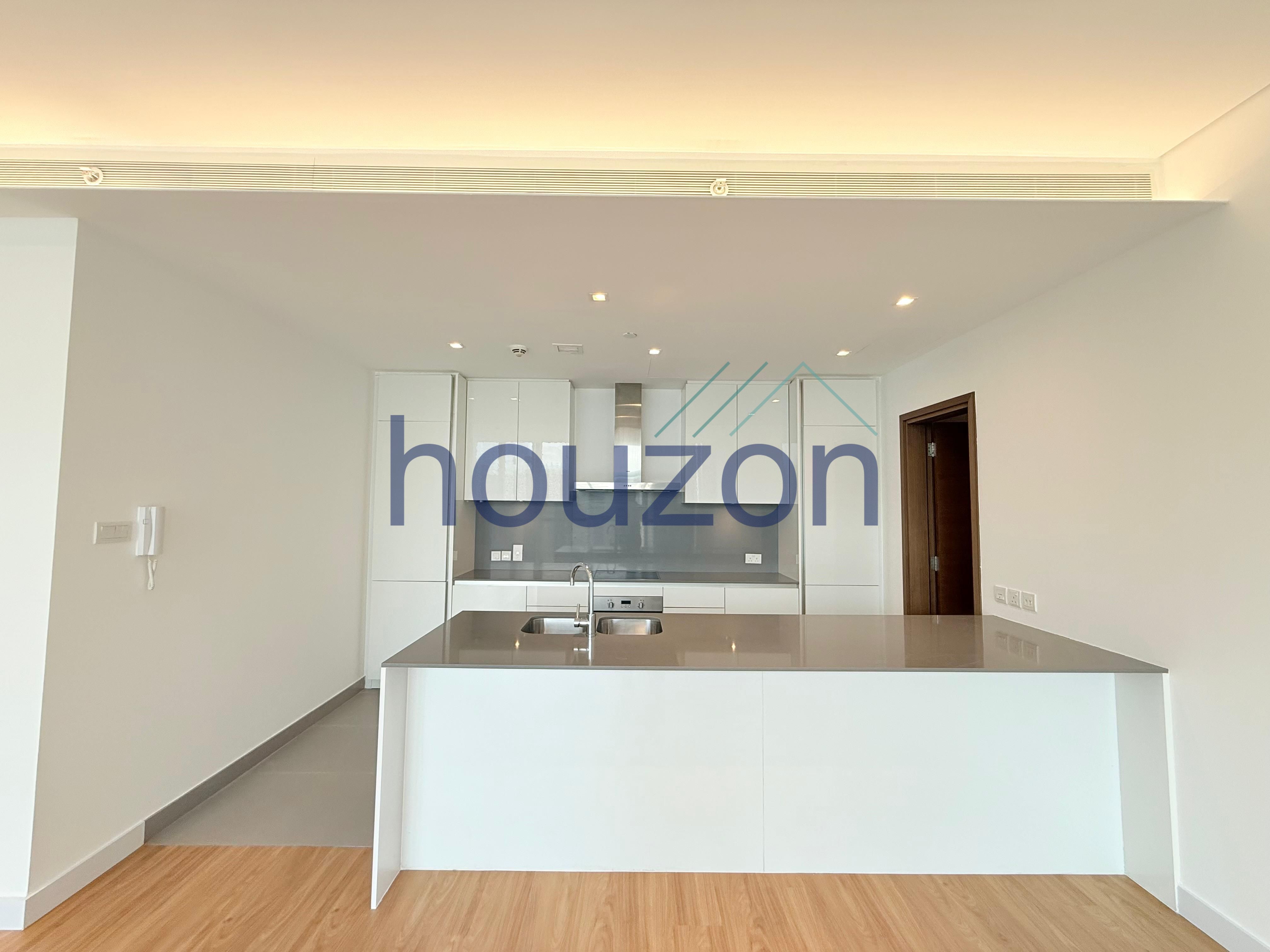 Modern Renovated + Huge 2BR+M | Rooftop Pool