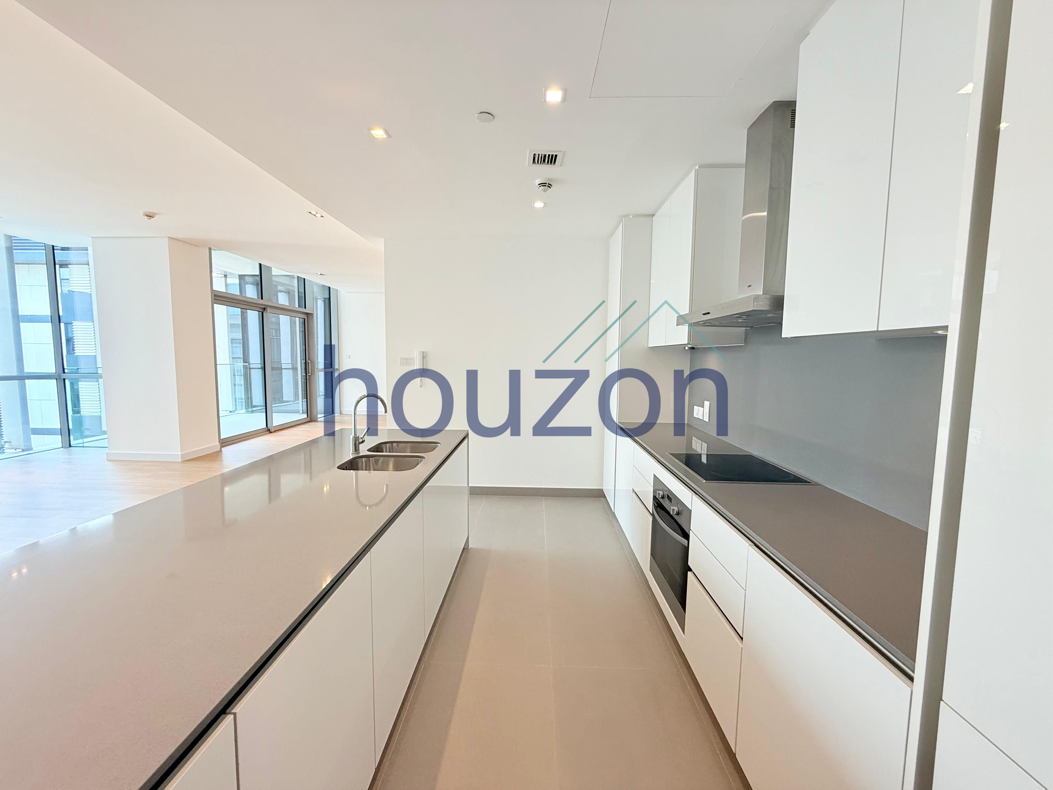 Modern Renovated + Huge 2BR+M | Rooftop Pool